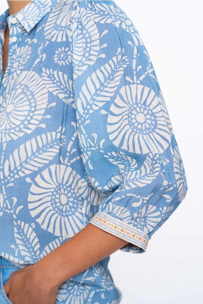 KLASSIEKE BLOUSE MET GRAFISCHE PRINT 53450 20 000625 BLUE/OFF WHITE